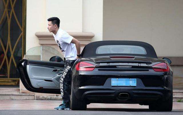 汗颜！男足年薪千万，女足姑娘却在论坛收二手球鞋