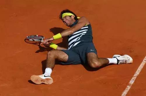 网球球员摔倒,网球拍摔地上反弹接住