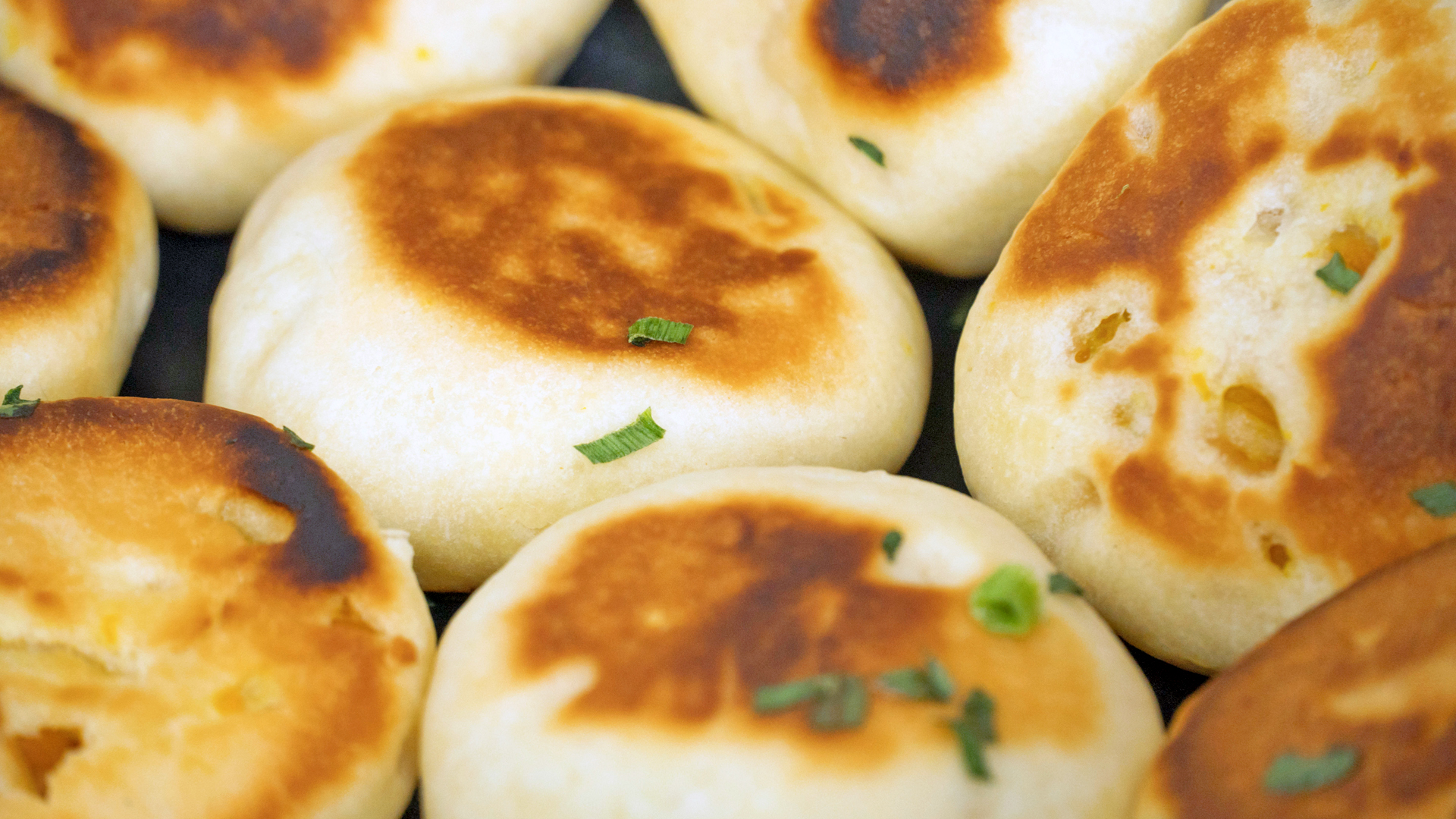 软糯香甜的南瓜饼超简单,好吃的南瓜饼老人孩子都抢着吃