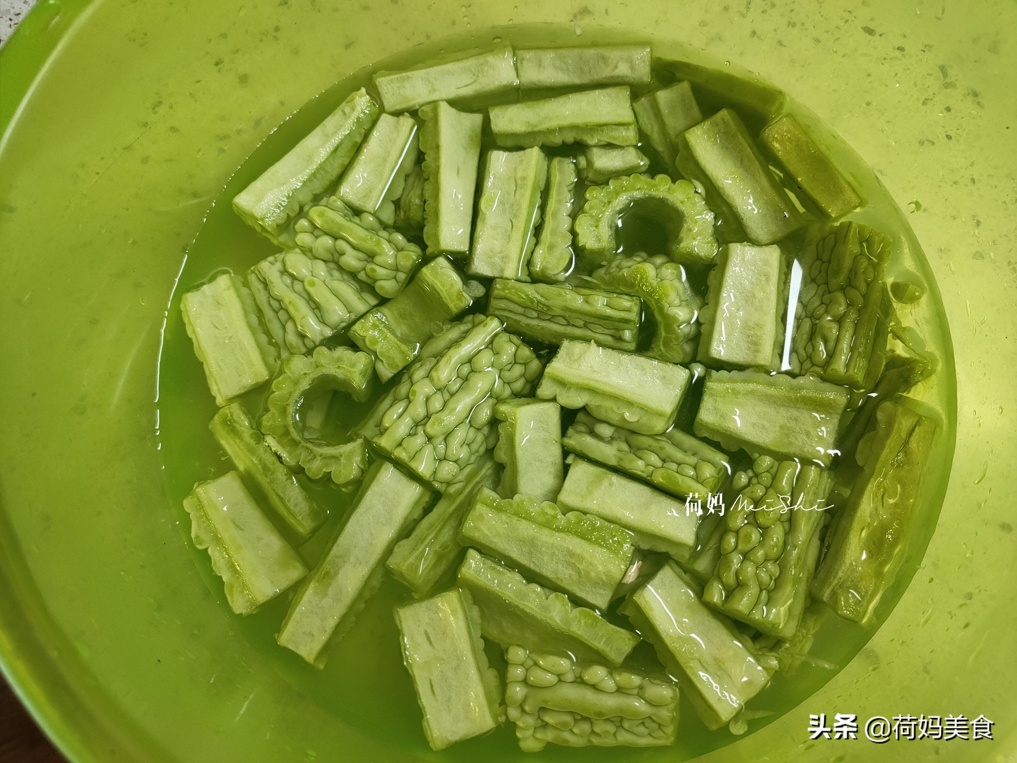 广东苦瓜黄豆排骨汤苦不苦,不苦的苦瓜黄豆排骨汤