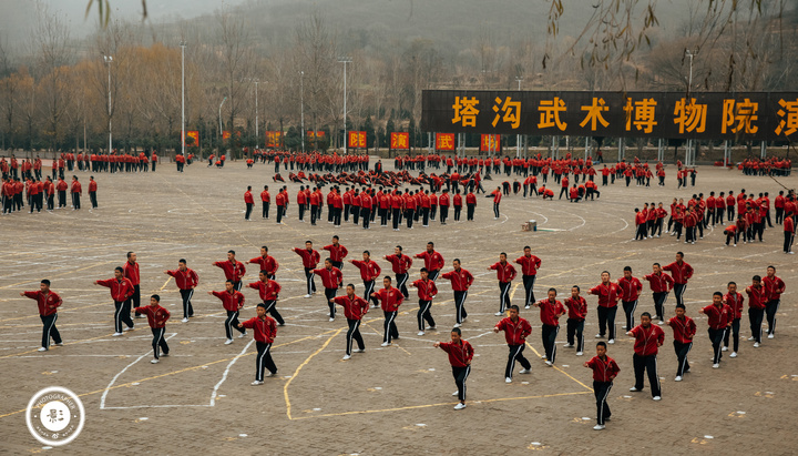 河南嵩山少林寺中心武校,有个很小的孩子在少林寺学武术