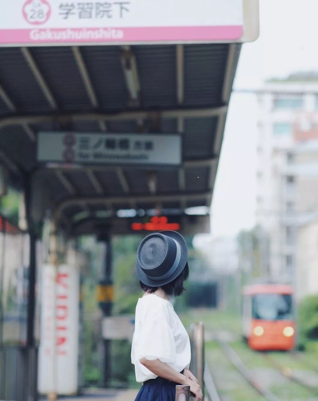 拍照尴尬怎么化解,拍照不自然不上镜的解决办法