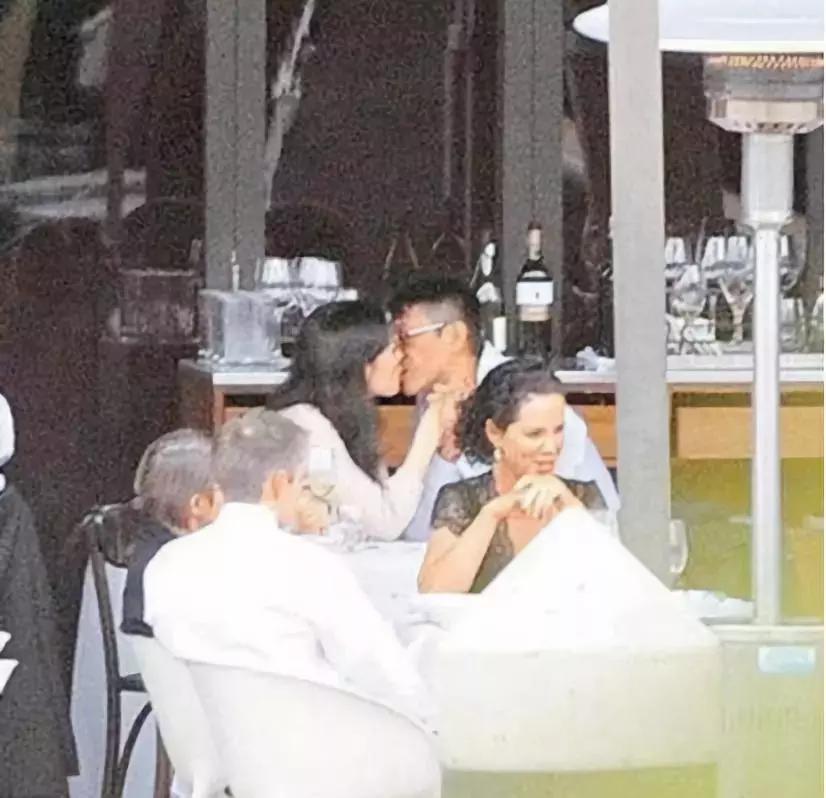 张雨绮雨化田,张雨绮撑伞