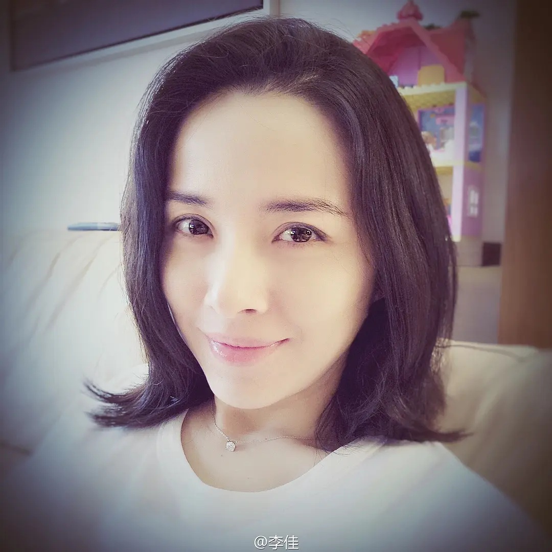 李佳多少岁嫁给靳东的,李佳结过几次婚