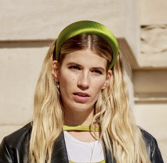 杏色发箍搭配什么衣服好看,糖果色发箍网红简单爆款