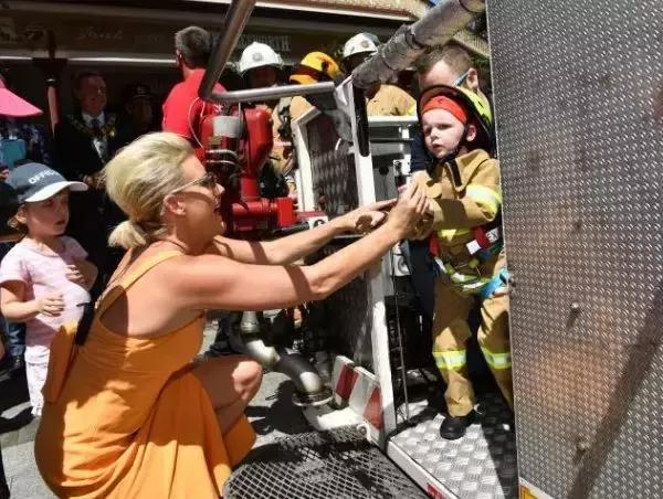 圣诞老人来了真实视频,圣诞老人来澳洲