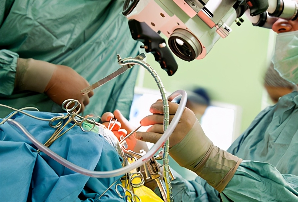 大脑是人体司令部，出现脑癌常会引起头痛等异常，该如何正确应对