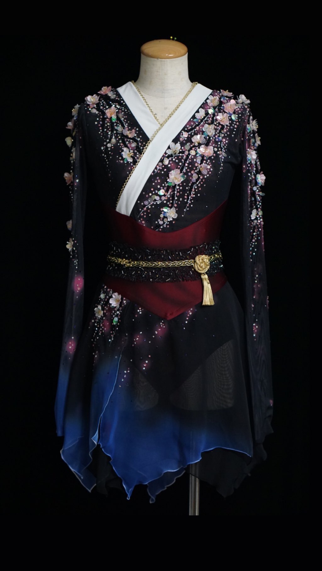 羽生结弦通版限定,羽生结弦本次比赛衣服设计细节