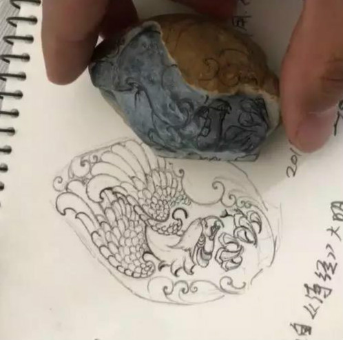 缅甸矿区翡翠原石一刀切出千万元,翡翠原石一刀切开