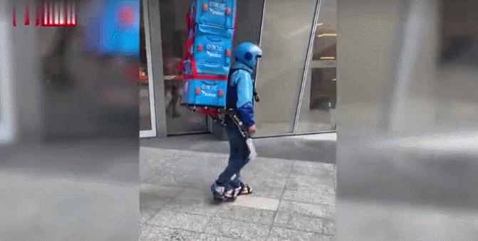 一个人背100斤外卖上楼不叫事,人工智能机器人送餐视频