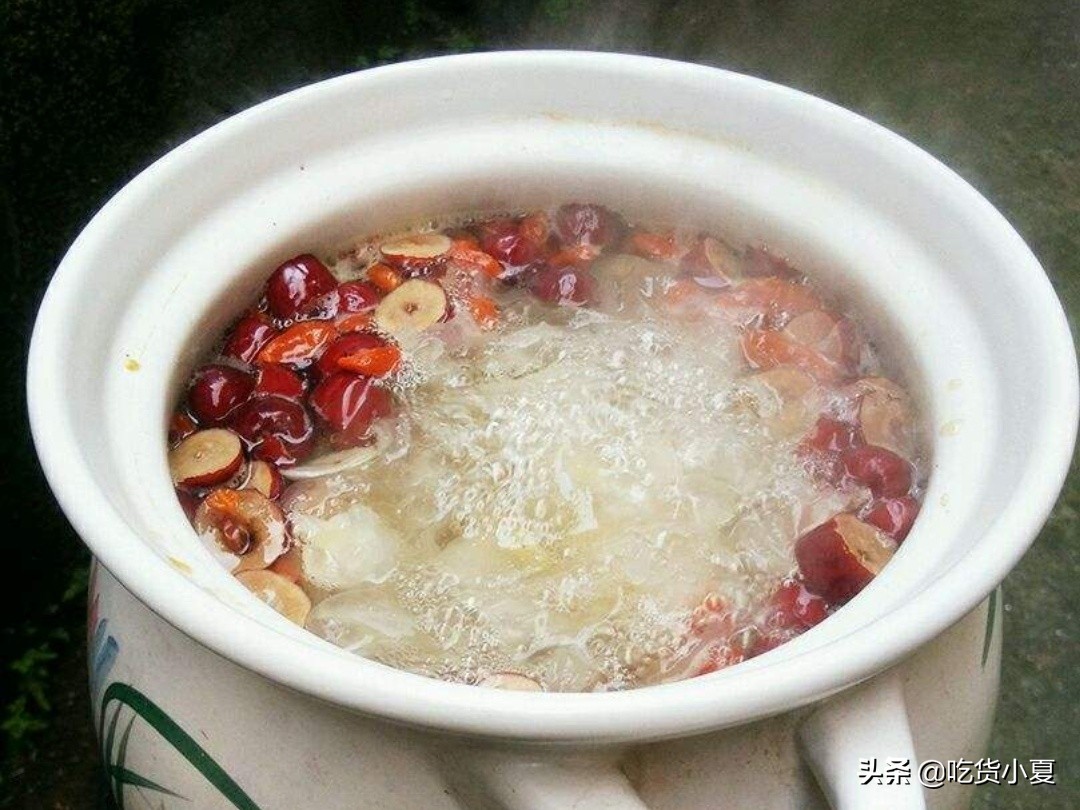 银耳怎么煲粥才能出胶原蛋白,怎样做银耳羹才能熬出胶原蛋白