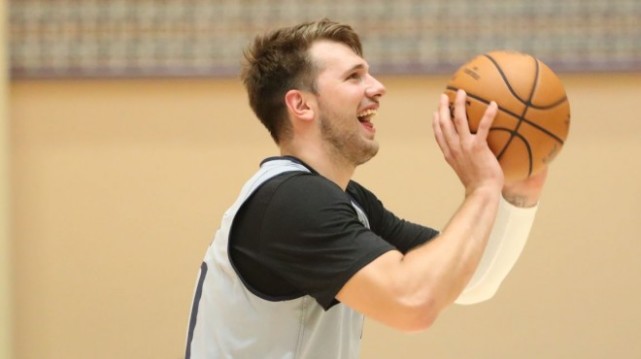 东契奇变向跳投,东契奇投篮慢动作集锦