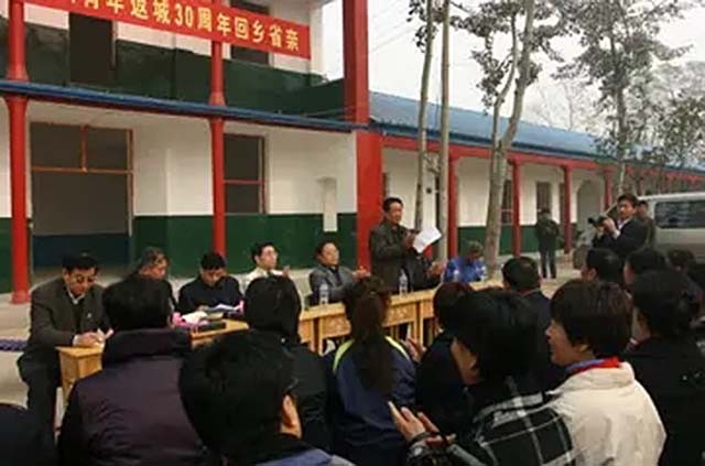 重庆29岁小伙娶53岁老妻,19岁女知青下乡嫁给农村小伙子