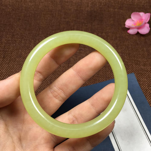 邓丽君一直佩戴的玉镯是圆的吗,邓丽君的翡翠手镯