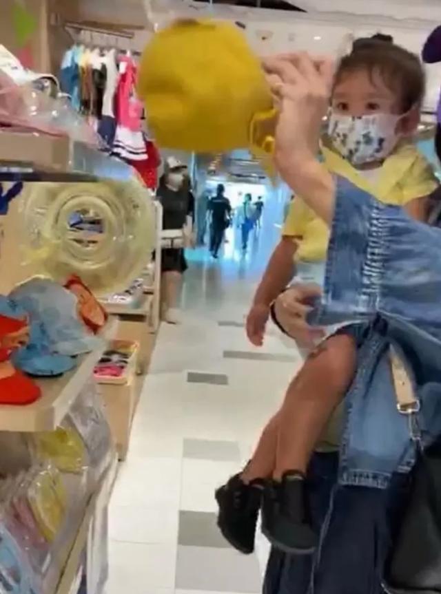 张柏芝三胎儿子正面照,最近张柏芝三胎儿子的照片