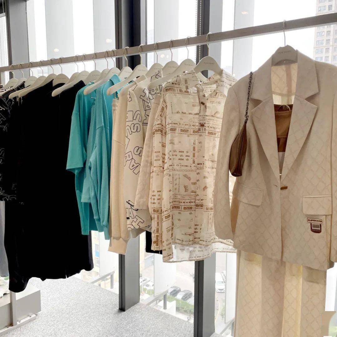 献礼影片《革命者》《1921》上映、菲拉格慕发布2021冬季系列...