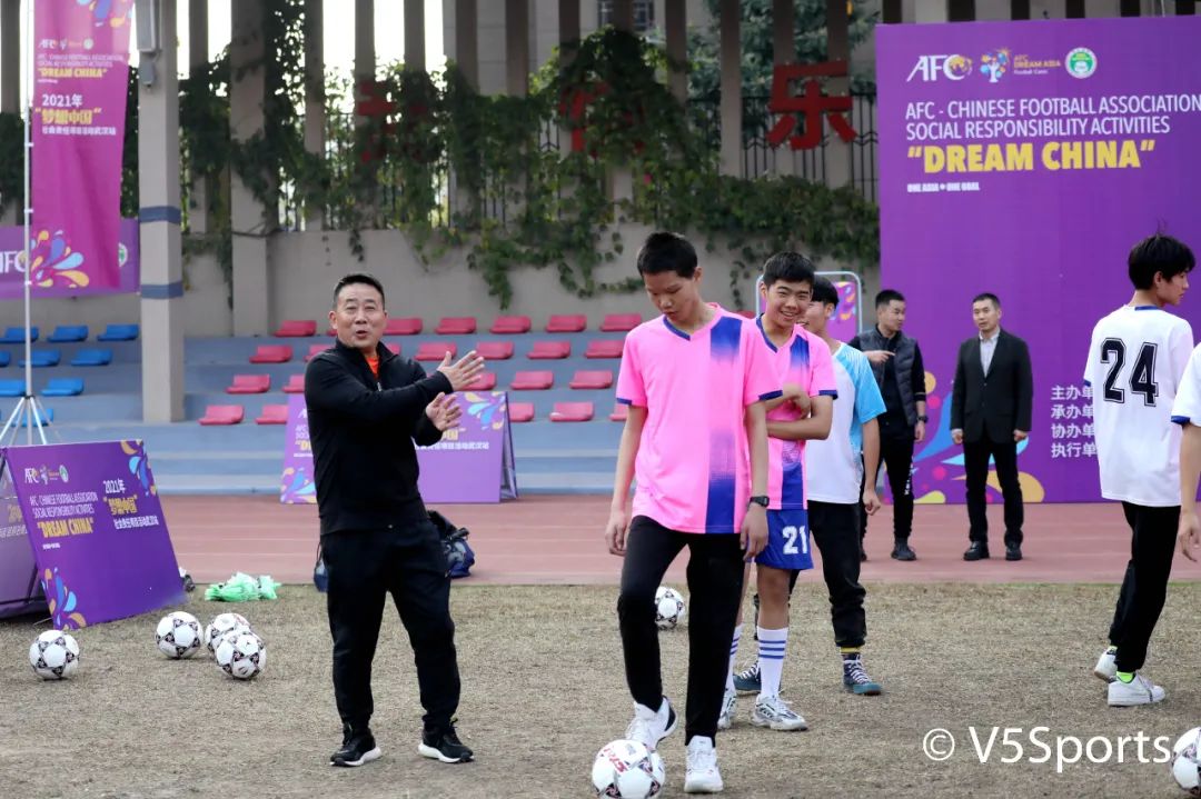 中国足协“梦想中国”公益行走进武汉市第一聋哑学校