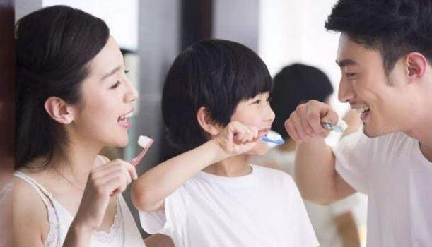 每天刷2次牙还有黑洞？：用“此方法”刷牙，没黑洞才怪呢！