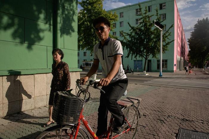朝鲜骑自行车的模样,朝鲜街头摩托