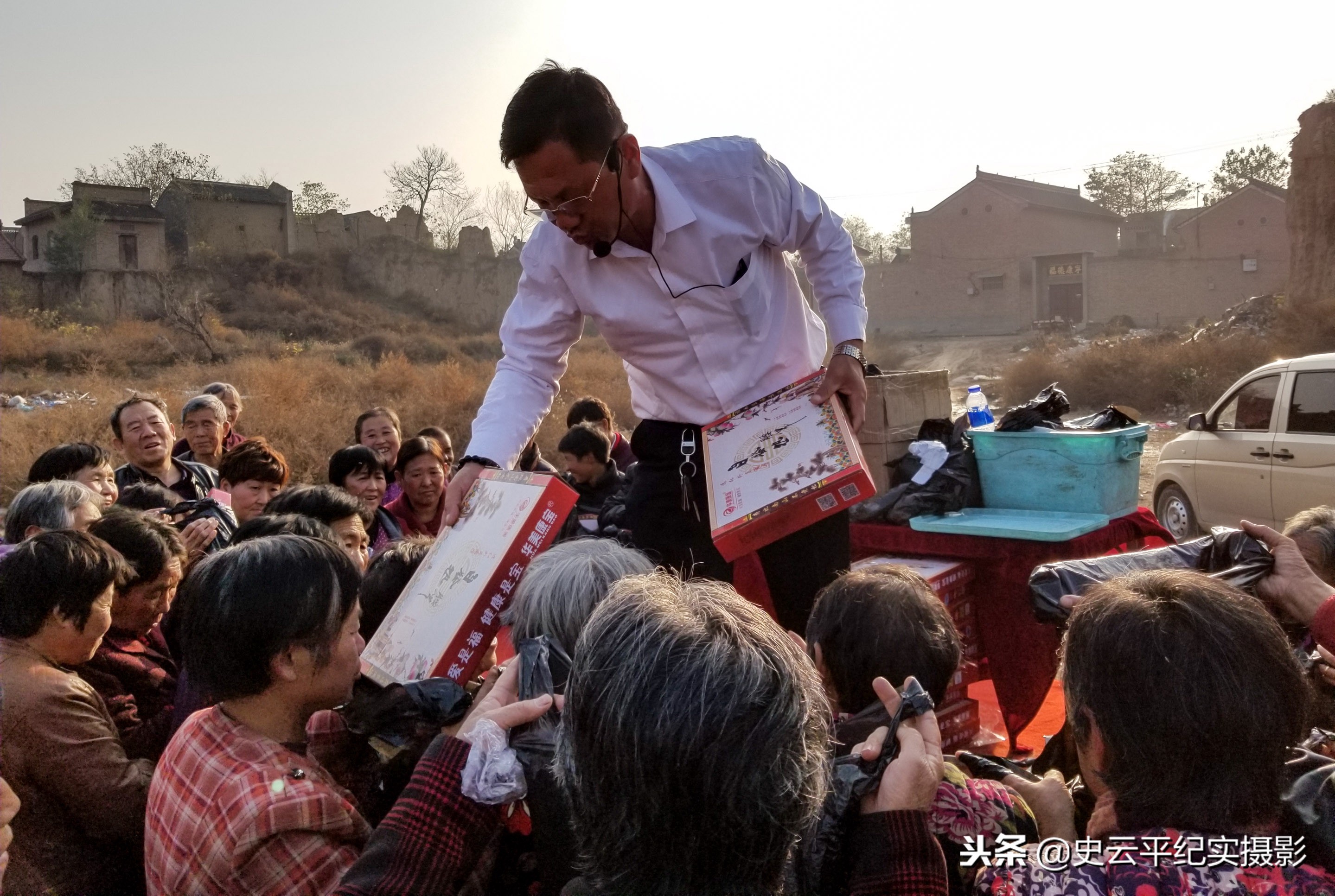 走过路过不容错过,农村庙会上买一送一,神奇的腰带能治啥病