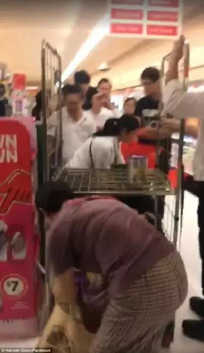 墨尔本华人区9秒视频：大爷大妈用身体扑倒补货车，老外全懵了！