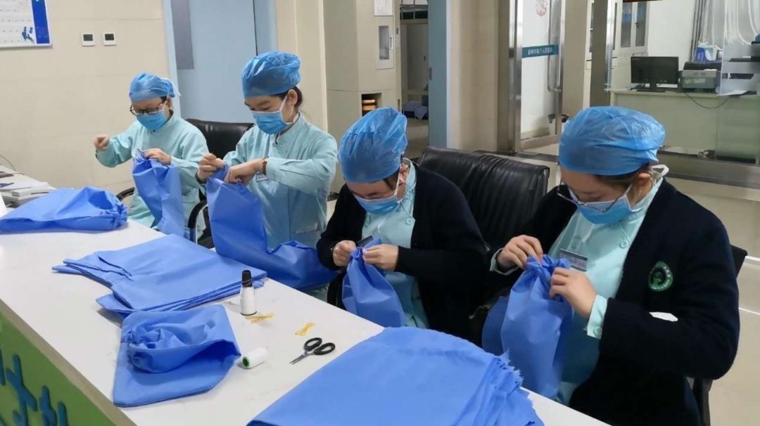 他在印度坐着三轮车狂奔，就为了抢3000个口罩……