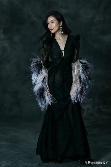 温峥嵘蓝色缎面刺绣抹胸裙,41岁温峥嵘惊艳美图