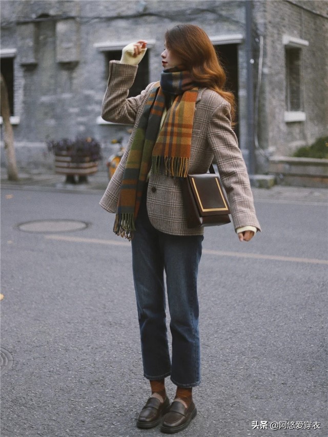 短款小西装里面穿啥内搭比较好看,流行外套小西装怎么搭配好看