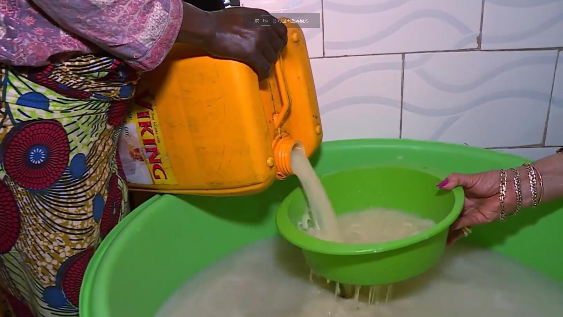 神奇的非洲饮料：柠檬水兑汽油卖100一瓶，天天被抢断货