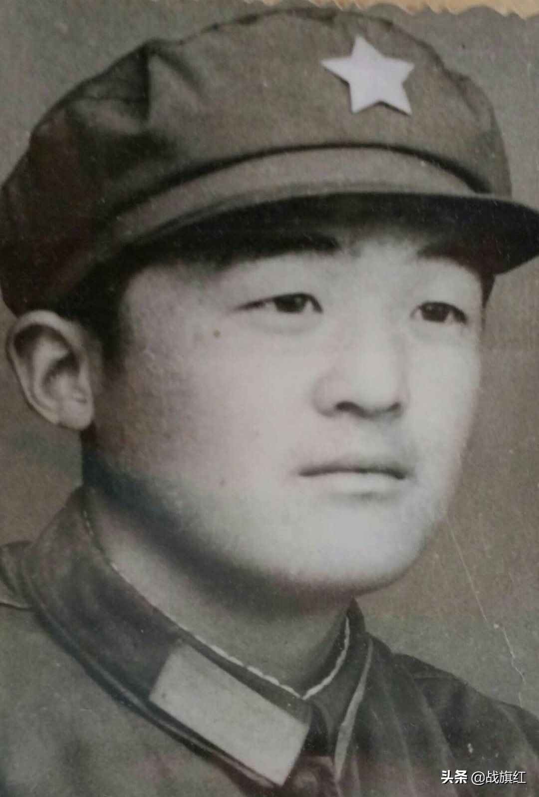 照相馆有个漂亮姑娘，当兵的很乐意照相，老兵在此喜拍结婚照