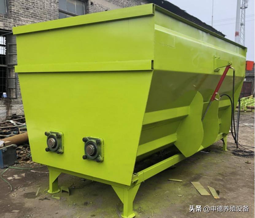 撒料车畜牧养殖设备,饲料搅拌机与刮粪车的区别