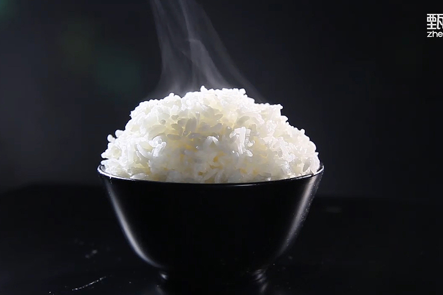 生活中的异味怎么去除，饭糊味可以用大葱，做鱼不腥就用牛奶