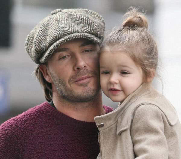 贝克汉姆亲小七引争议,贝克汉姆比赛中被亲