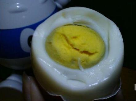 鸡蛋黄上的黑色膜有毒吗,鸡蛋黄外面有灰色的东西能吃吗