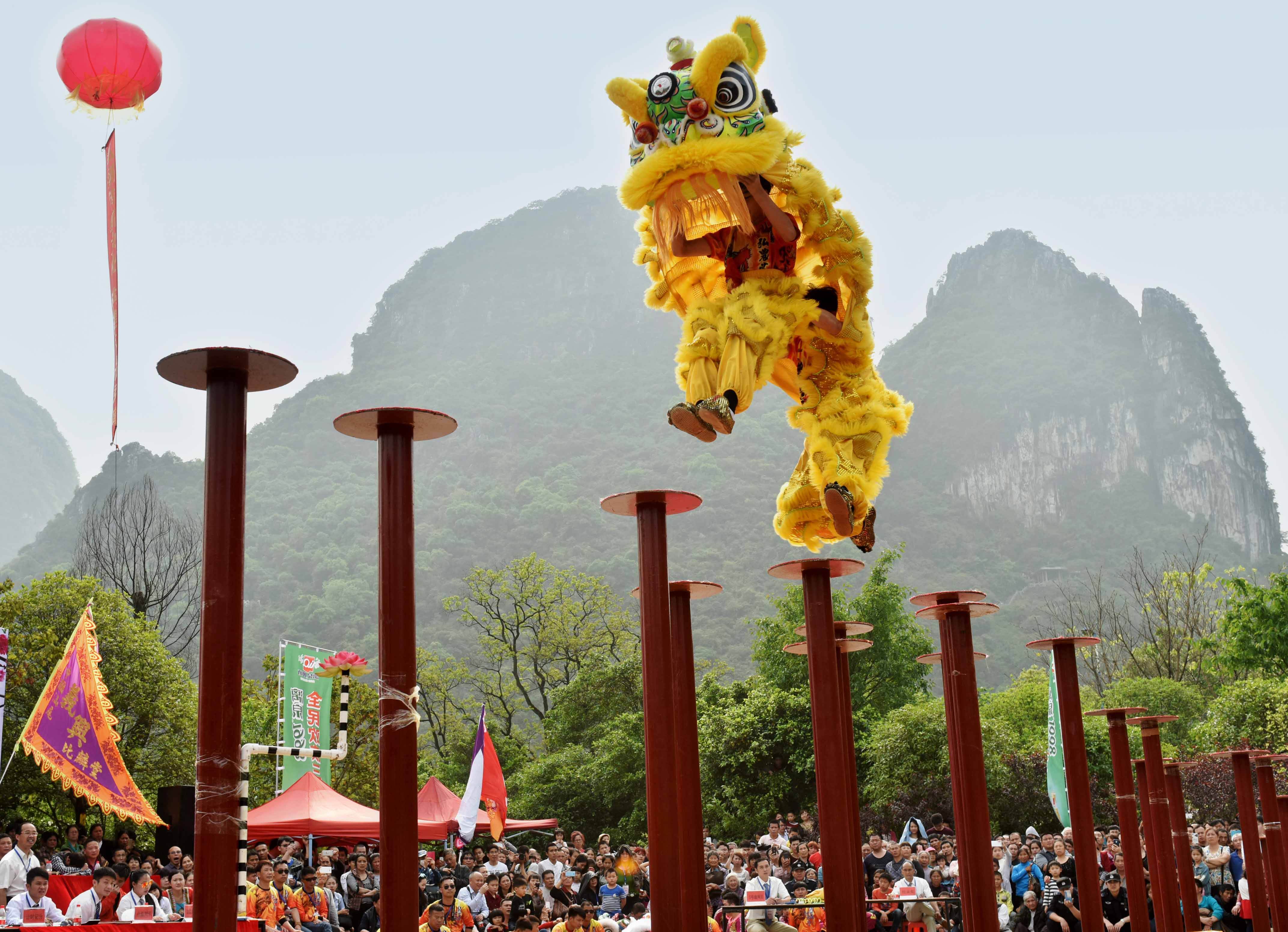 舞狮年年有余,小时候每逢过年都会看到舞狮表演