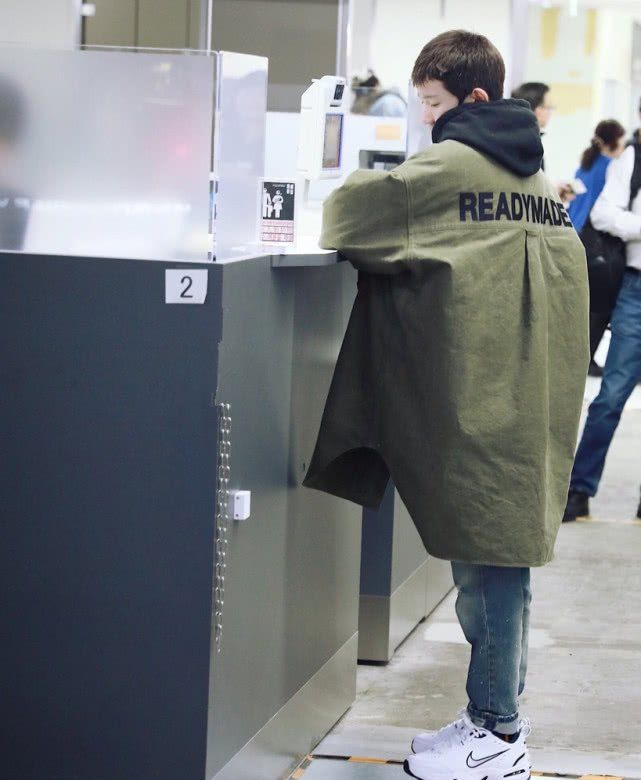 王源星空造型的鞋,王源穿耐克鞋