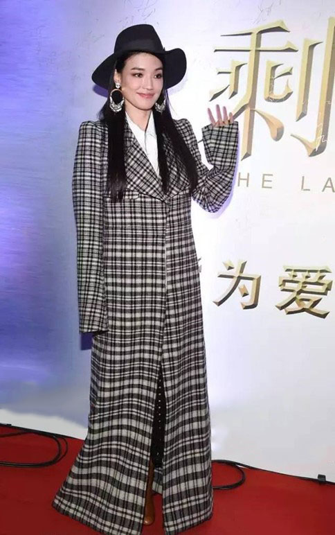 舒淇穿深v上衣穿搭,舒淇穿搭缎面西装