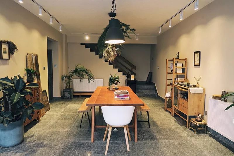 菜吧:她不上班也不靠脸吃饭,住2层小楼,过上了别人做梦都要的日子