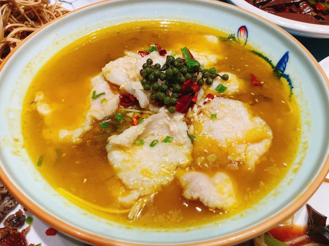 舌尖上云南酸汤米线,云南特色美食之野生菌汤米线