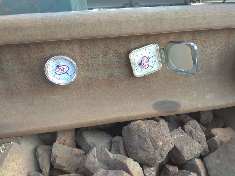 为什么火车铁轨下面要铺碎石子,为什么铁轨下面要铺轨枕和石子