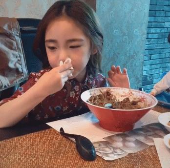 对着小孩的脸拍的视频,给孩子拍照事件