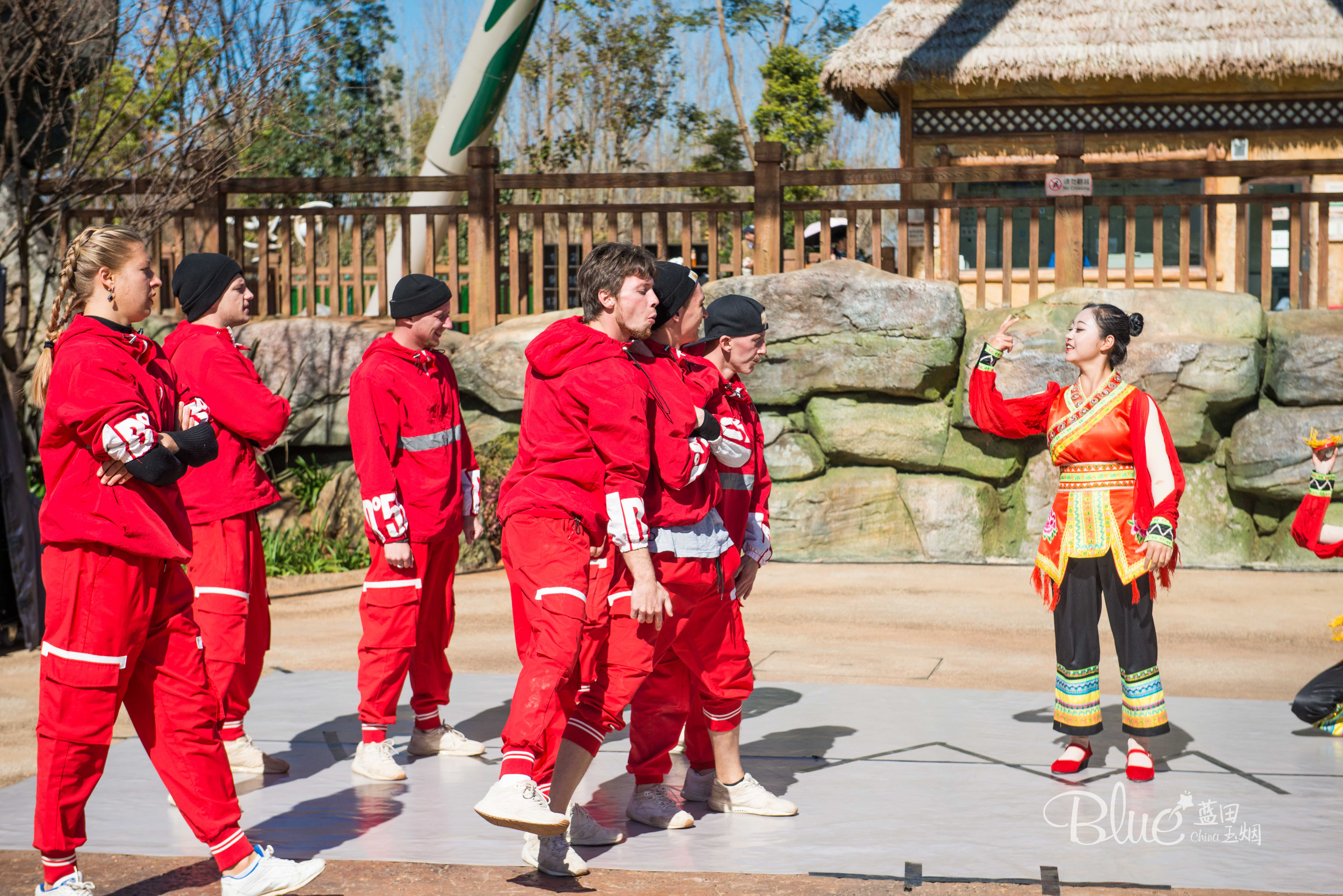 这个游乐园完全是男士们天堂，俄罗斯妹子的香吻和比心会收到手软