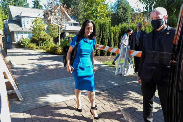 孟晚舟一袭红裙优雅亮相,孟晚舟亮相穿搭