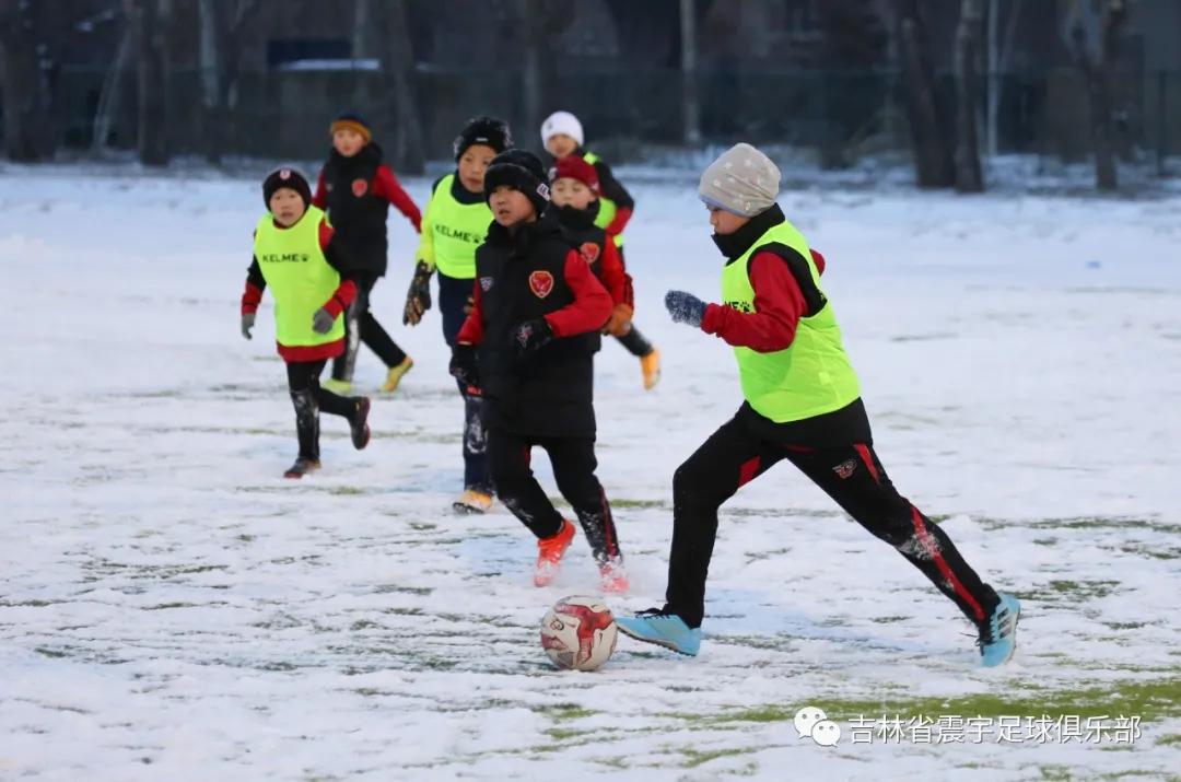 雪地快乐踢球,冰天雪地足球