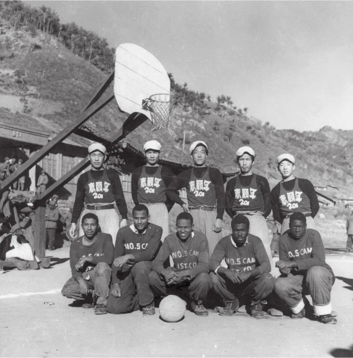 圣诞晚会上，碧潼战俘营的“联合国军”战俘们高呼：志愿军万岁