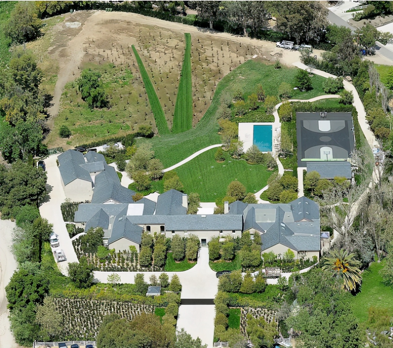 金-卡戴珊的上位史！掀翻希尔顿，戏耍NBA球星，最后榨干坎爷