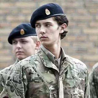 全球最帅王子18岁净身出户，上海打工赚钱：生来是王子，太惨了