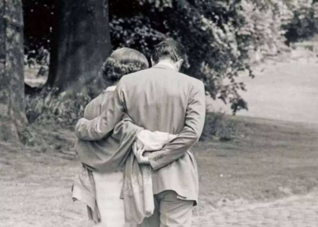 帅炸天，独宠不育王后33年，比利时“鲜肉”国王太苏了吧