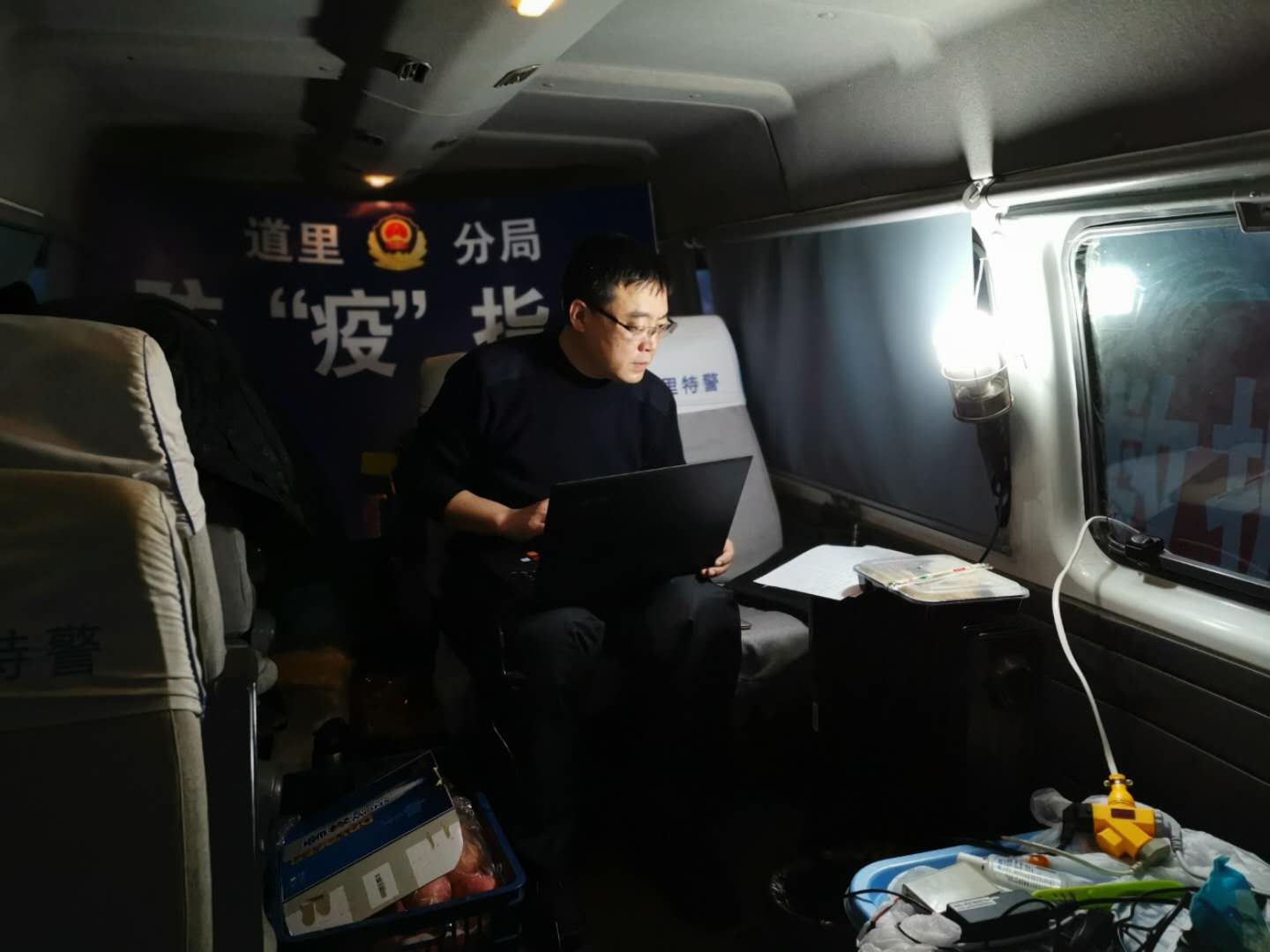 发黑硬痂还没脱落，又覆上一层冻红的新伤记住咱城市守门人的面孔