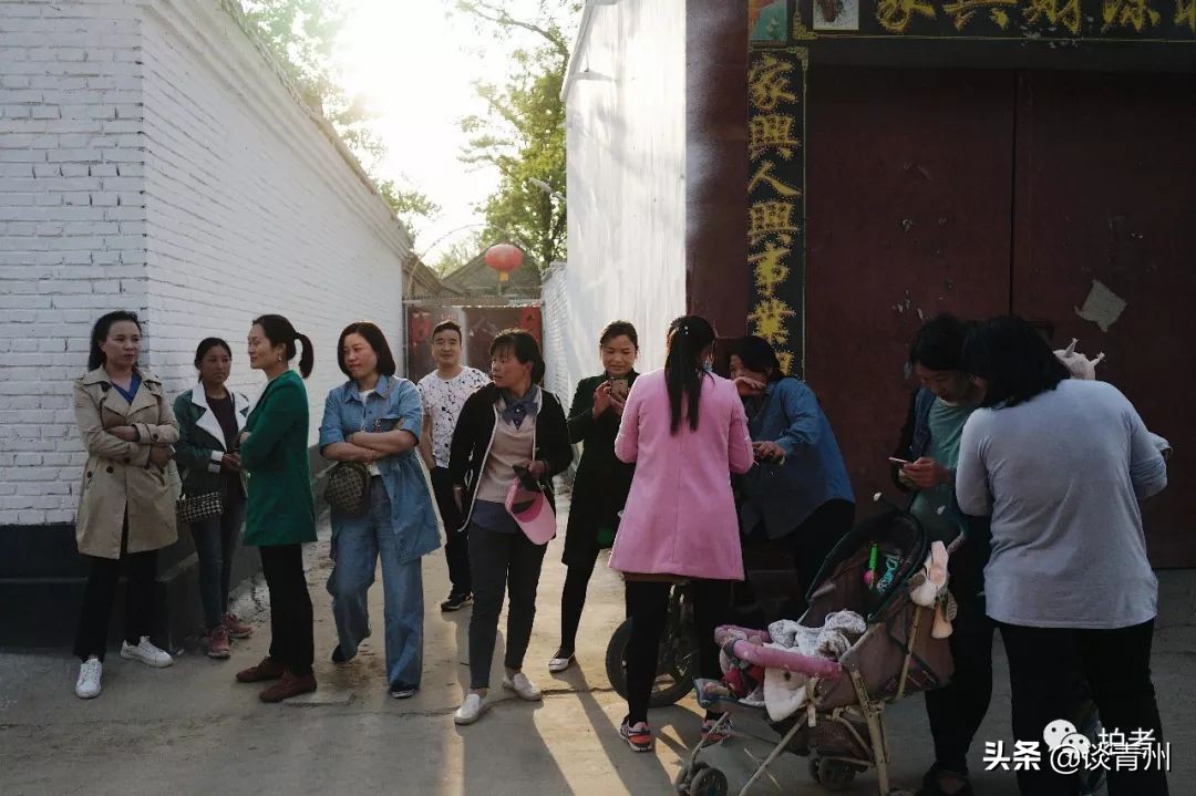 大衣哥朱之文买新车引围观,大衣哥朱之文被农民围观